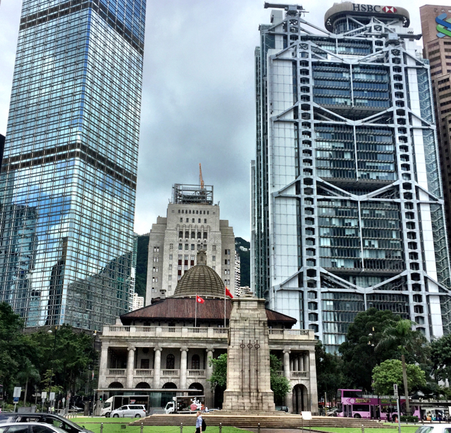 hong-kong-glass-skyscraper-vs-victorian-architecture-old-city-hall